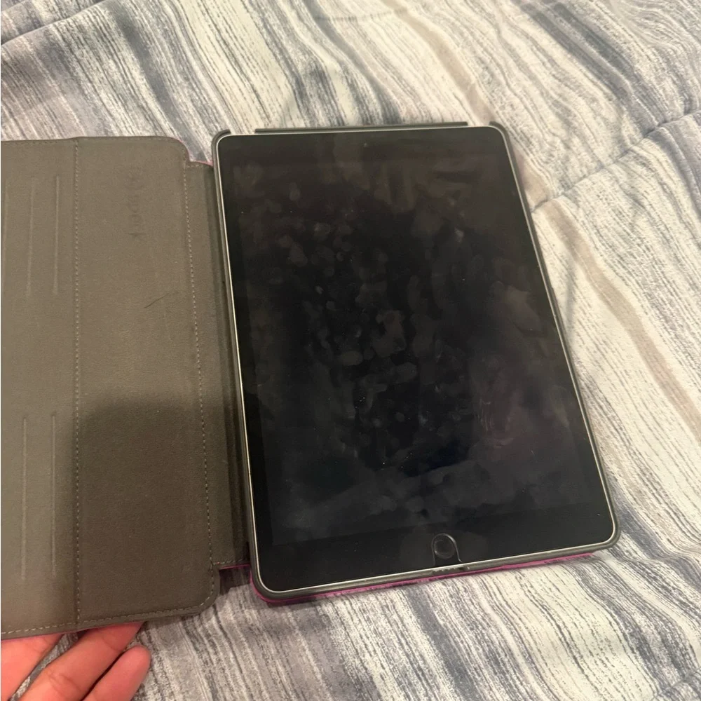 Apple iPad 9th Gen with Black Display
